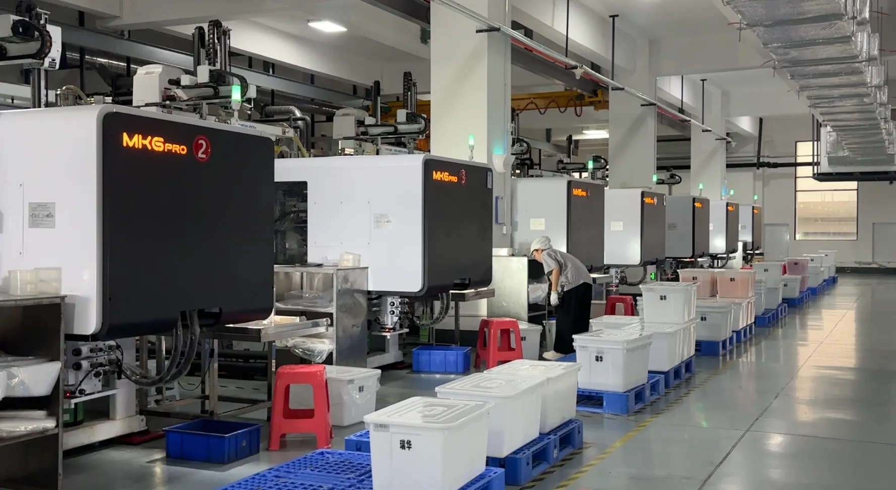 Injection molding workshop running spout cap production lines at a food-grade packaging factory