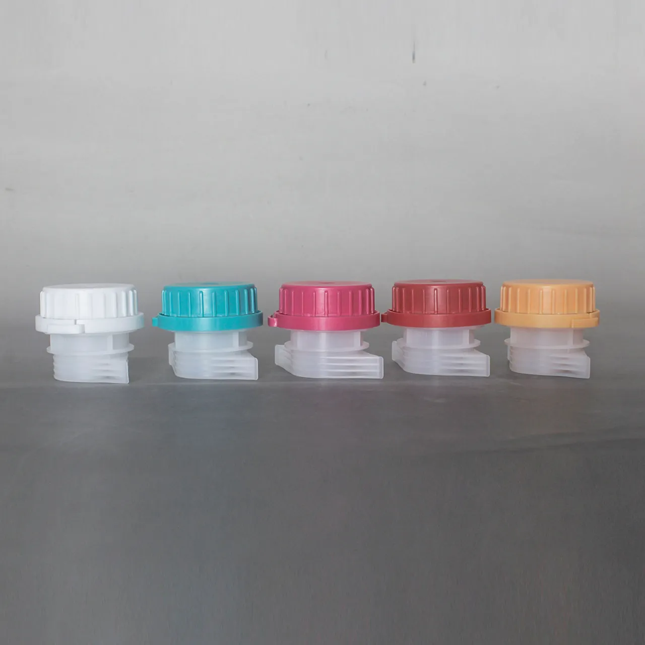 Large-bore 33 mm screw-cap pouch spout fitment used for rice and grain stand-up pouches