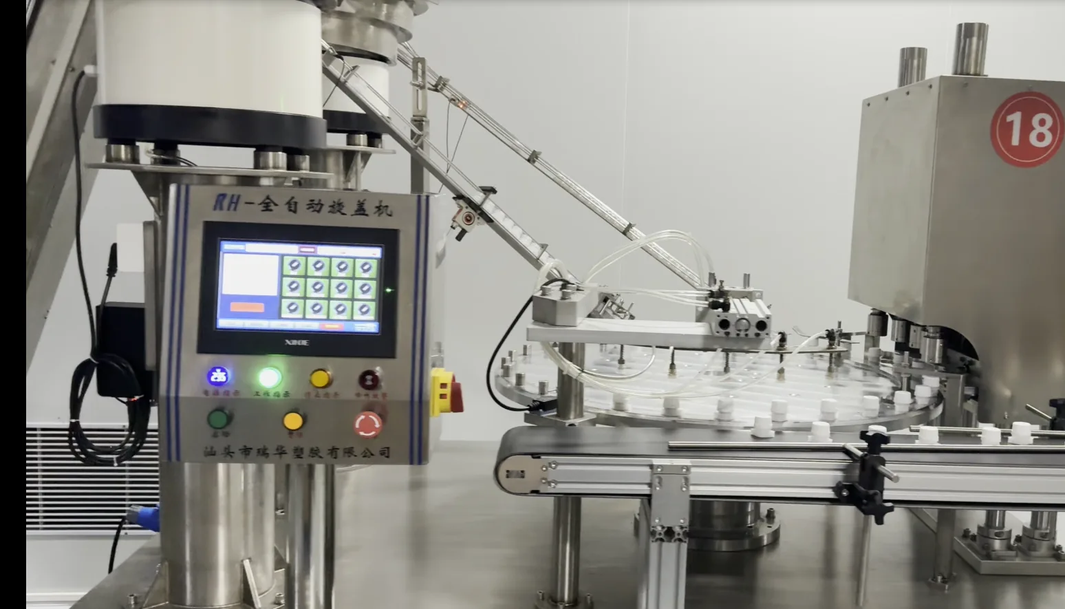Automatic spout capping machine with rotary closing head on a packaging line