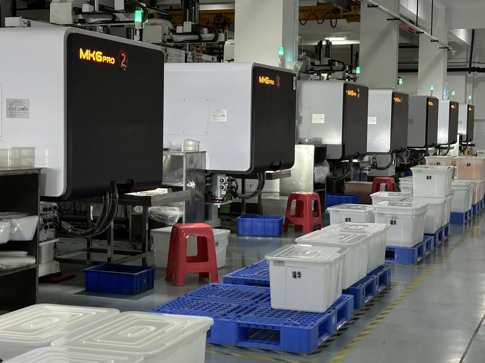 Food-grade spout cap stock models running on an injection line in a Chinese spout cap factory
